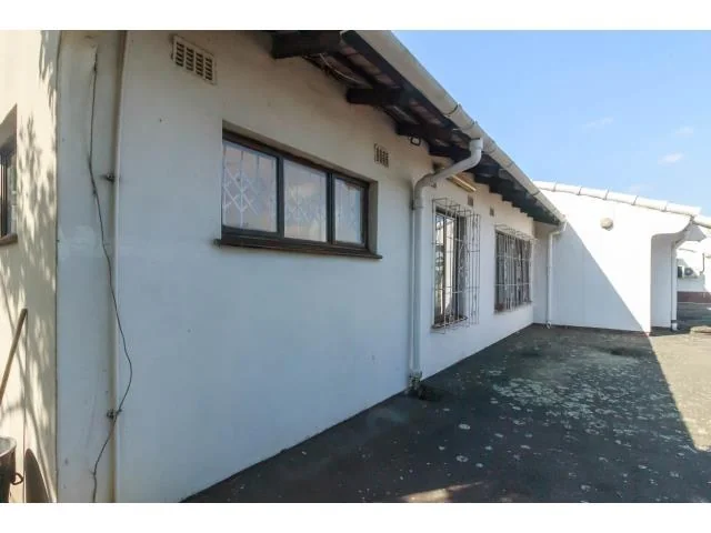 Extra large bedroom with built in cupboard - PRIVATE OUTBUILDING