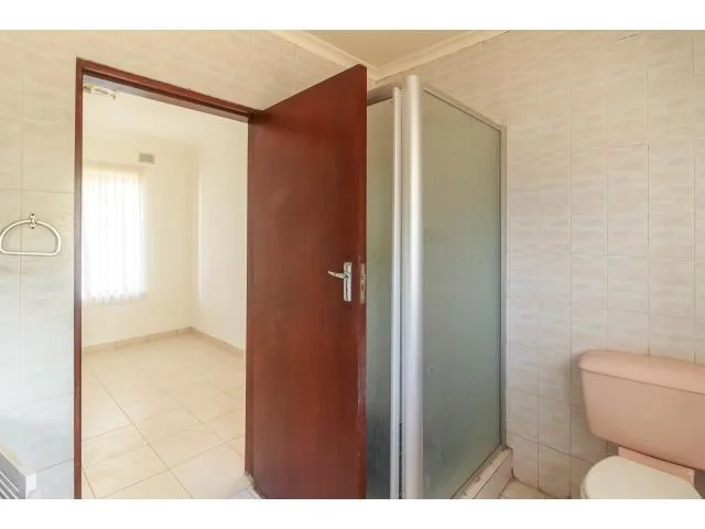 Extra large bedroom with built in cupboard - PRIVATE OUTBUILDING