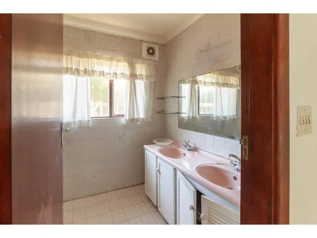 Extra large bedroom with built in cupboard - PRIVATE OUTBUILDING