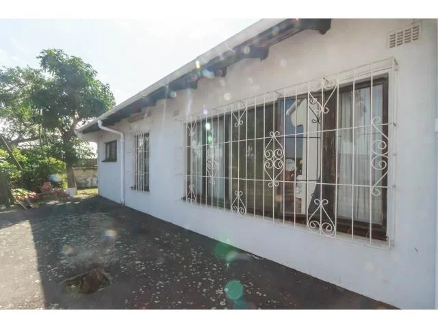 Extra large bedroom with built in cupboard - PRIVATE OUTBUILDING