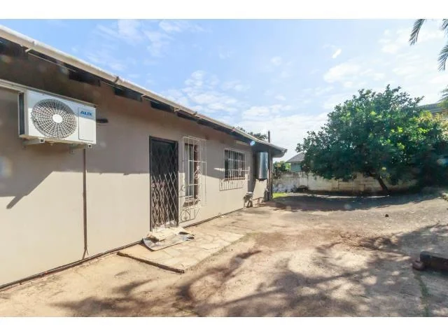 Extra large bedroom with built in cupboard - PRIVATE OUTBUILDING