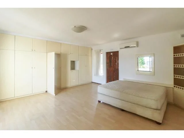 Extra large bedroom with built in cupboard - PRIVATE OUTBUILDING