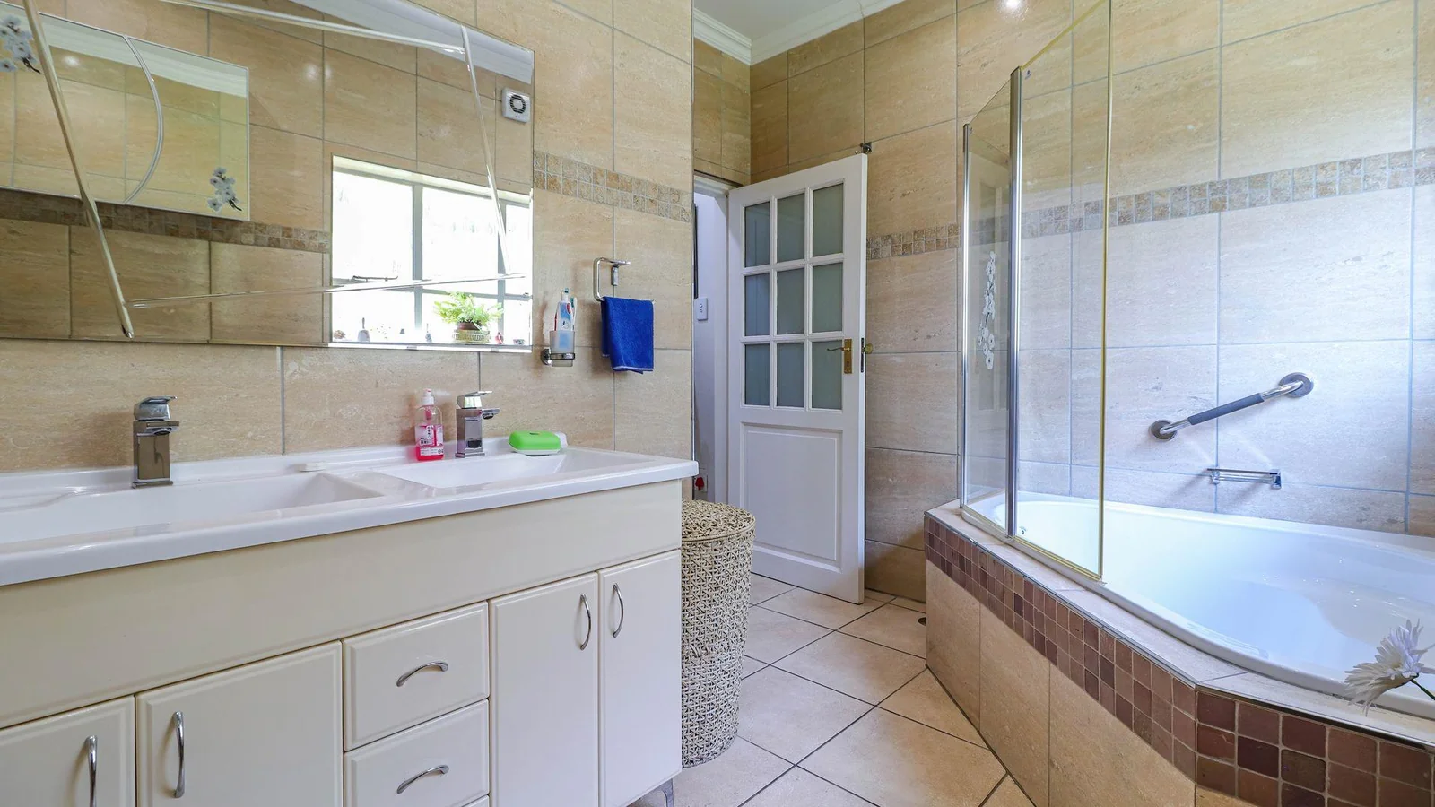 Beautiful 5-Bed Home with Flatlet and Entertainment Area