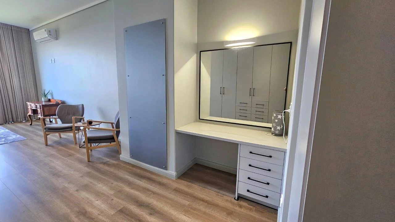 The Penthouse on Block D . Serene life with views of beautiful Midstream.