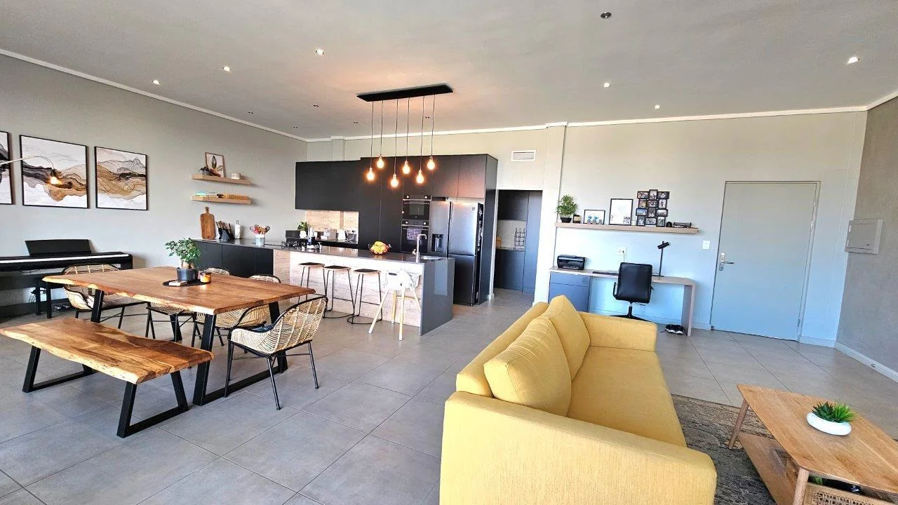 The Penthouse on Block D . Serene life with views of beautiful Midstream.