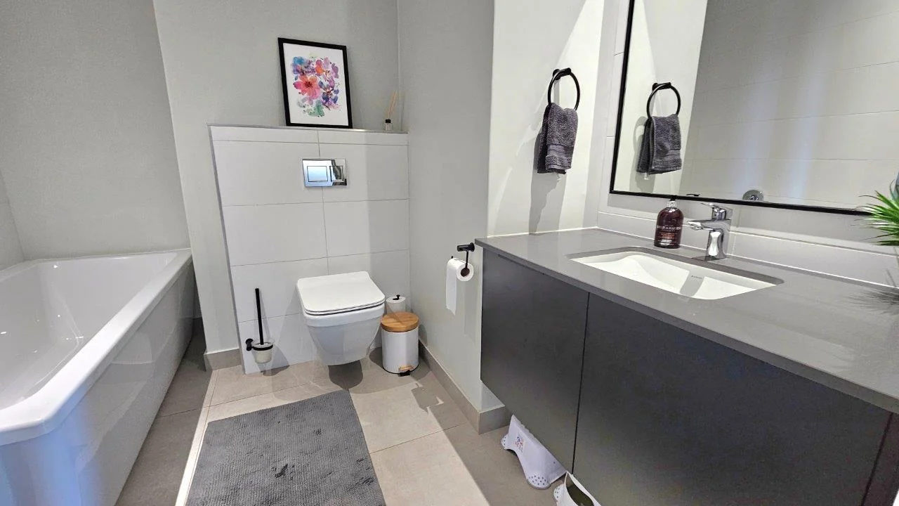 The Penthouse on Block D . Serene life with views of beautiful Midstream.