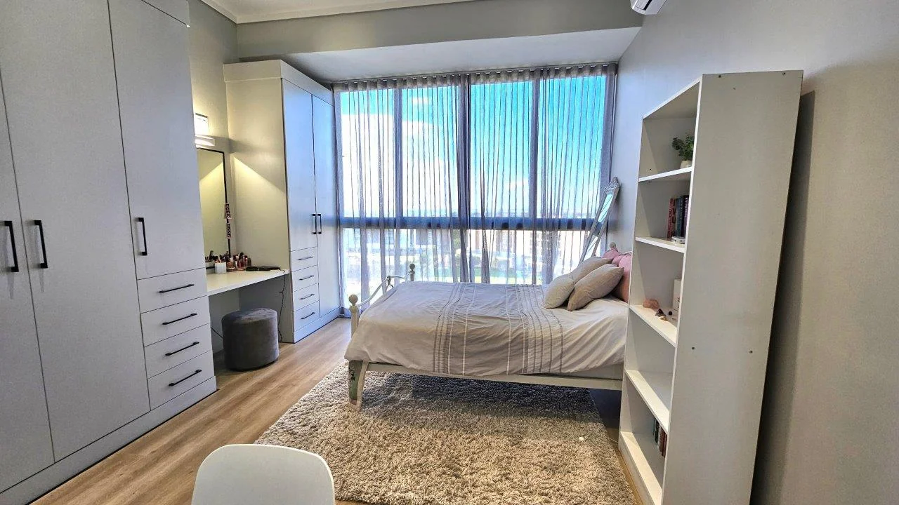 The Penthouse on Block D . Serene life with views of beautiful Midstream.