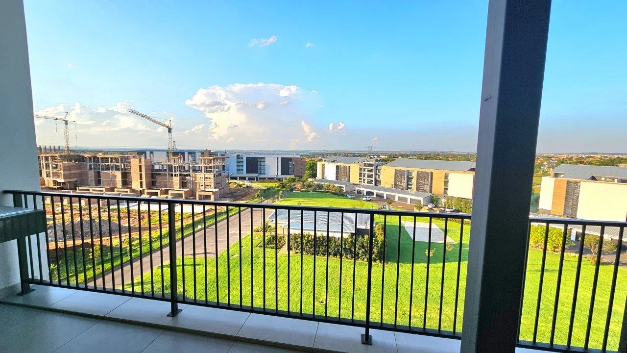 The Penthouse on Block D . Serene life with views of beautiful Midstream.