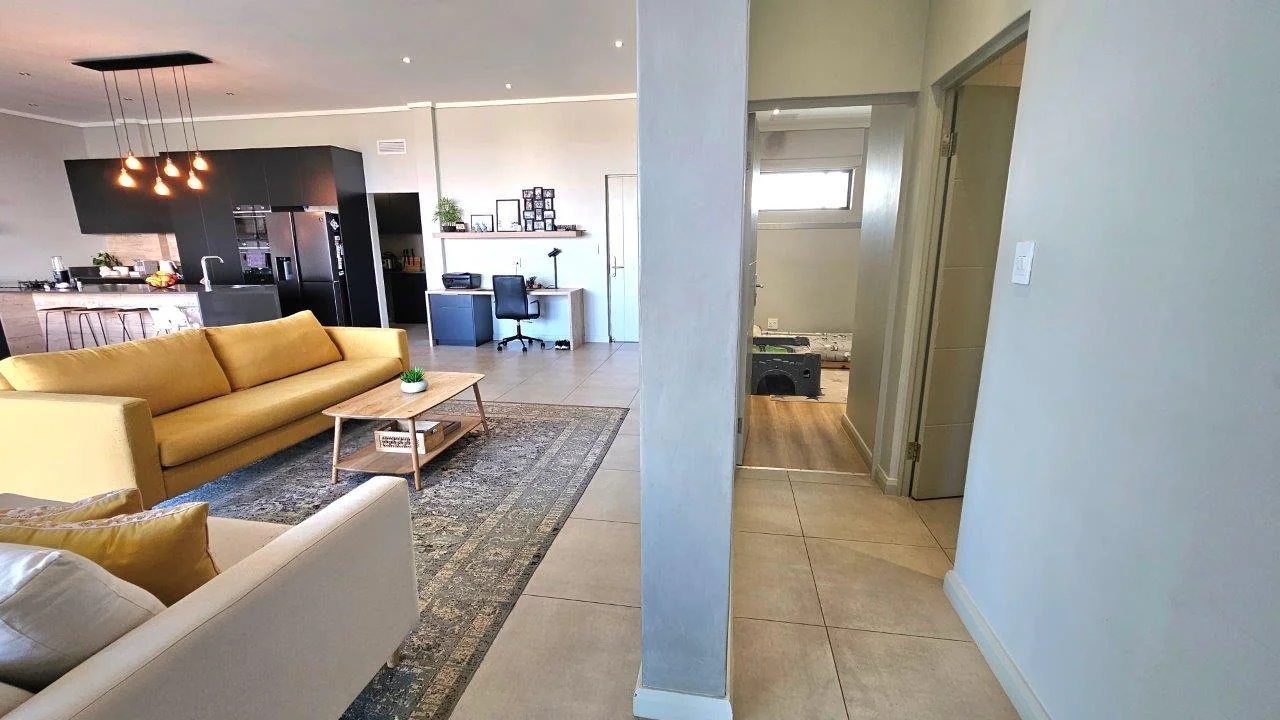 The Penthouse on Block D . Serene life with views of beautiful Midstream.