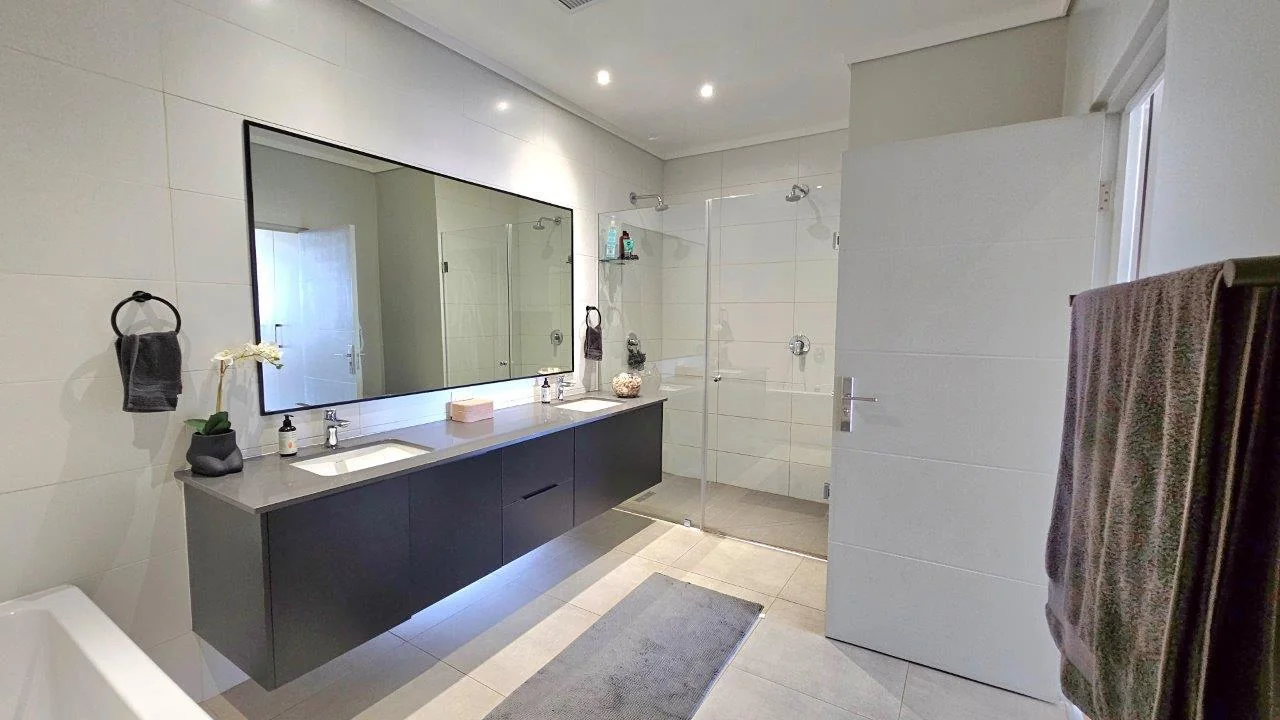 The Penthouse on Block D . Serene life with views of beautiful Midstream.