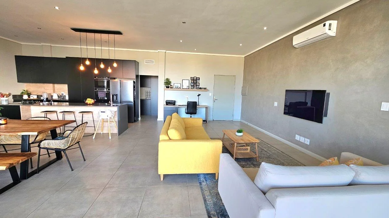 The Penthouse on Block D . Serene life with views of beautiful Midstream.