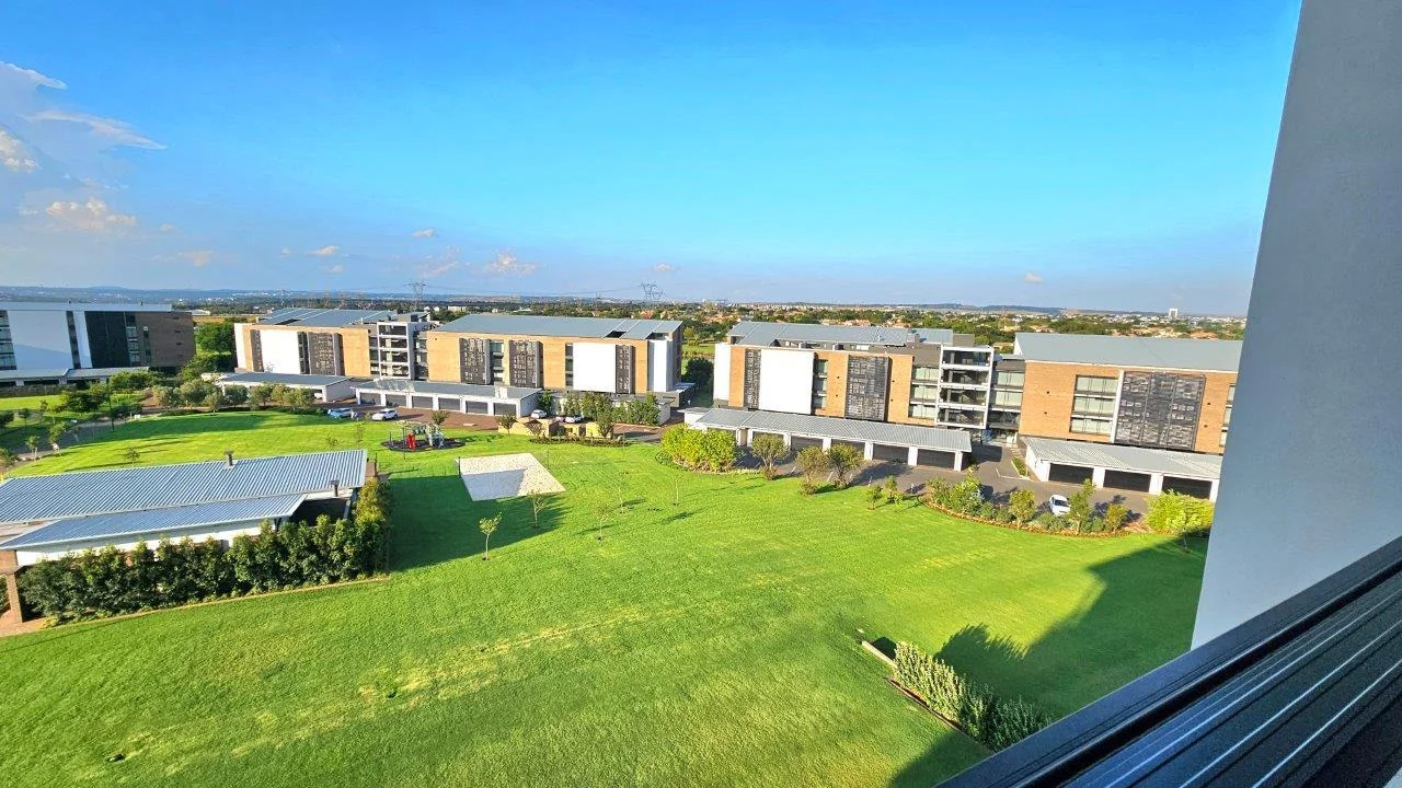 The Penthouse on Block D . Serene life with views of beautiful Midstream.