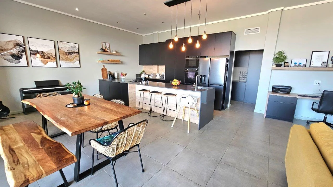 The Penthouse on Block D . Serene life with views of beautiful Midstream.