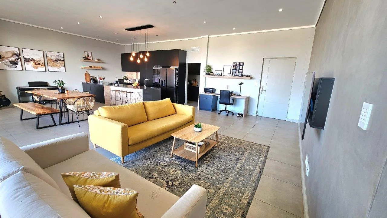 The Penthouse on Block D . Serene life with views of beautiful Midstream.