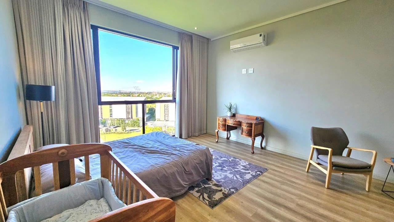 The Penthouse on Block D . Serene life with views of beautiful Midstream.