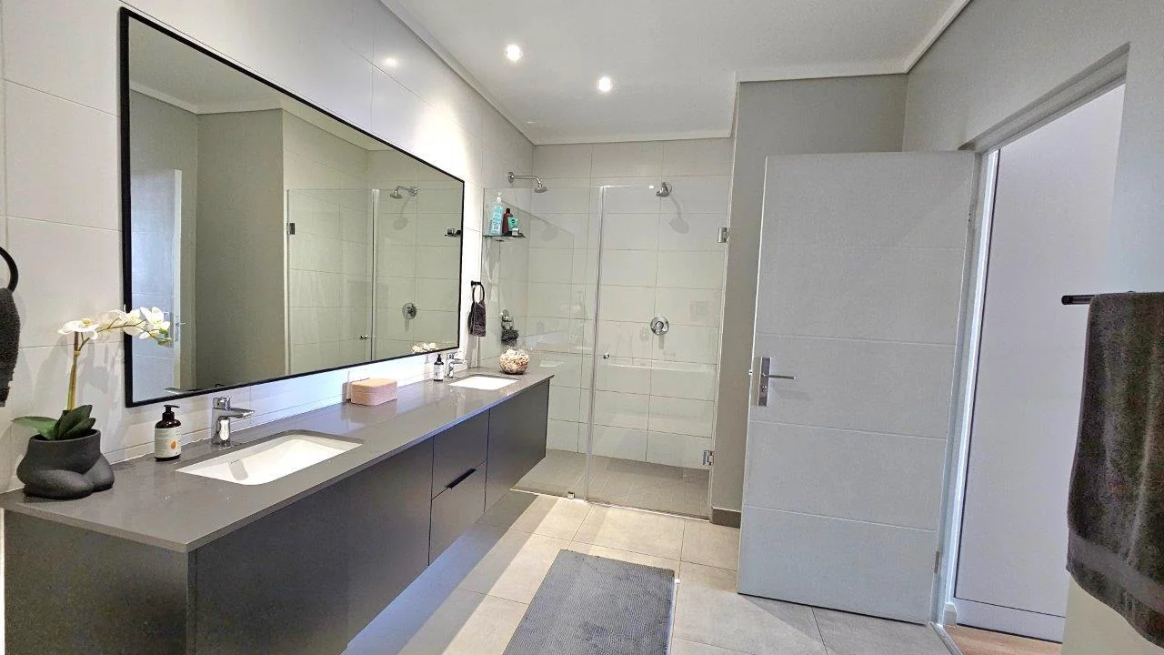 The Penthouse on Block D . Serene life with views of beautiful Midstream.