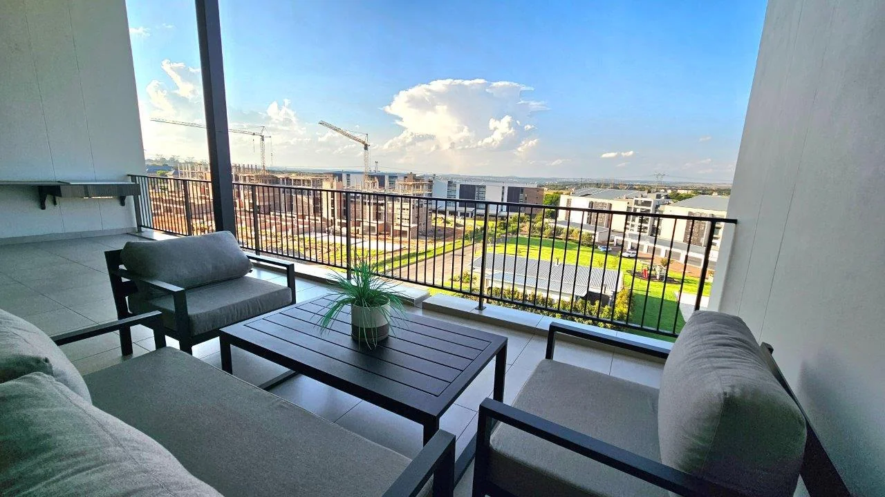 The Penthouse on Block D . Serene life with views of beautiful Midstream.