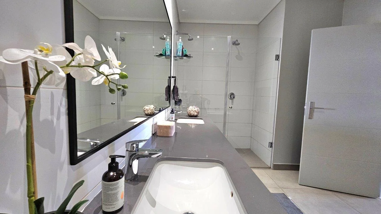 The Penthouse on Block D . Serene life with views of beautiful Midstream.