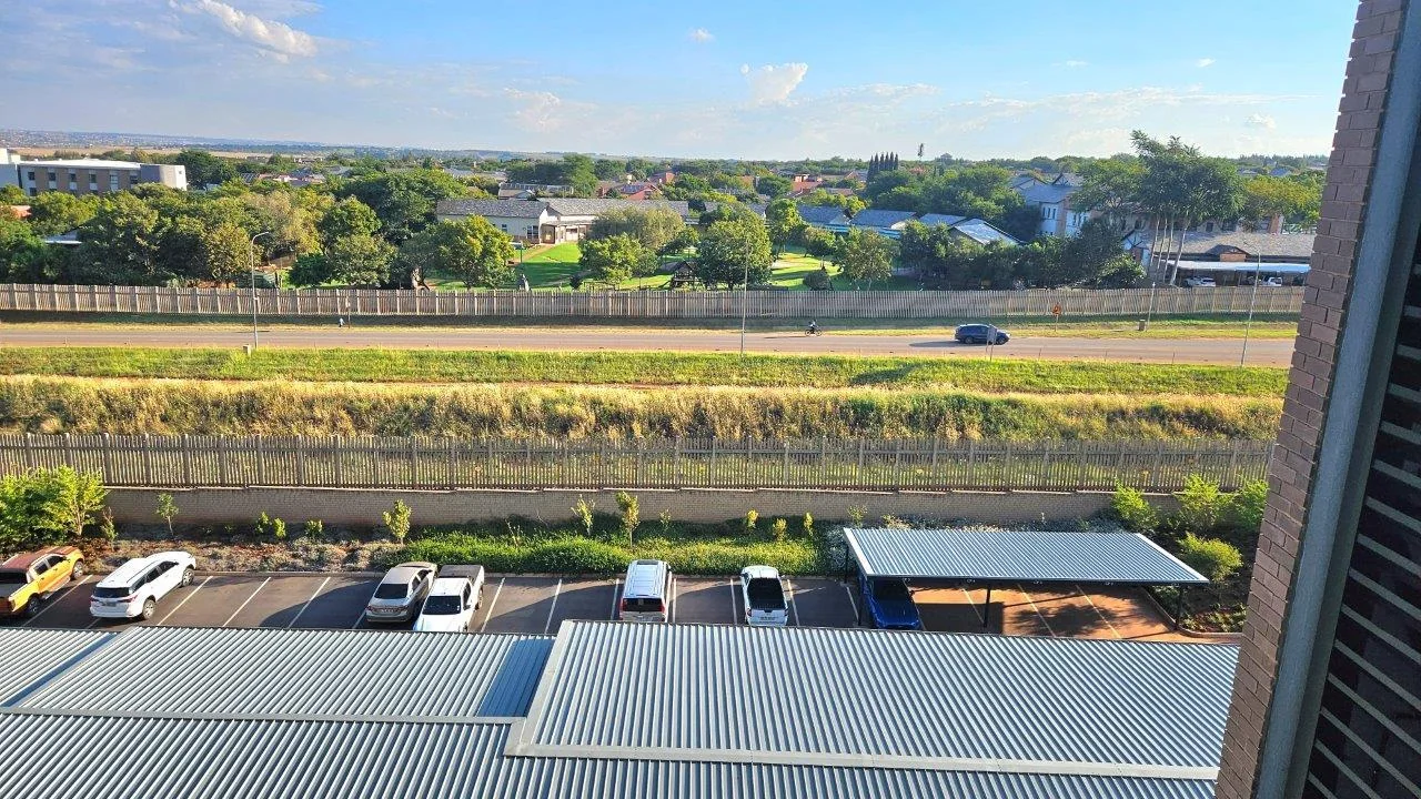 The Penthouse on Block D . Serene life with views of beautiful Midstream.