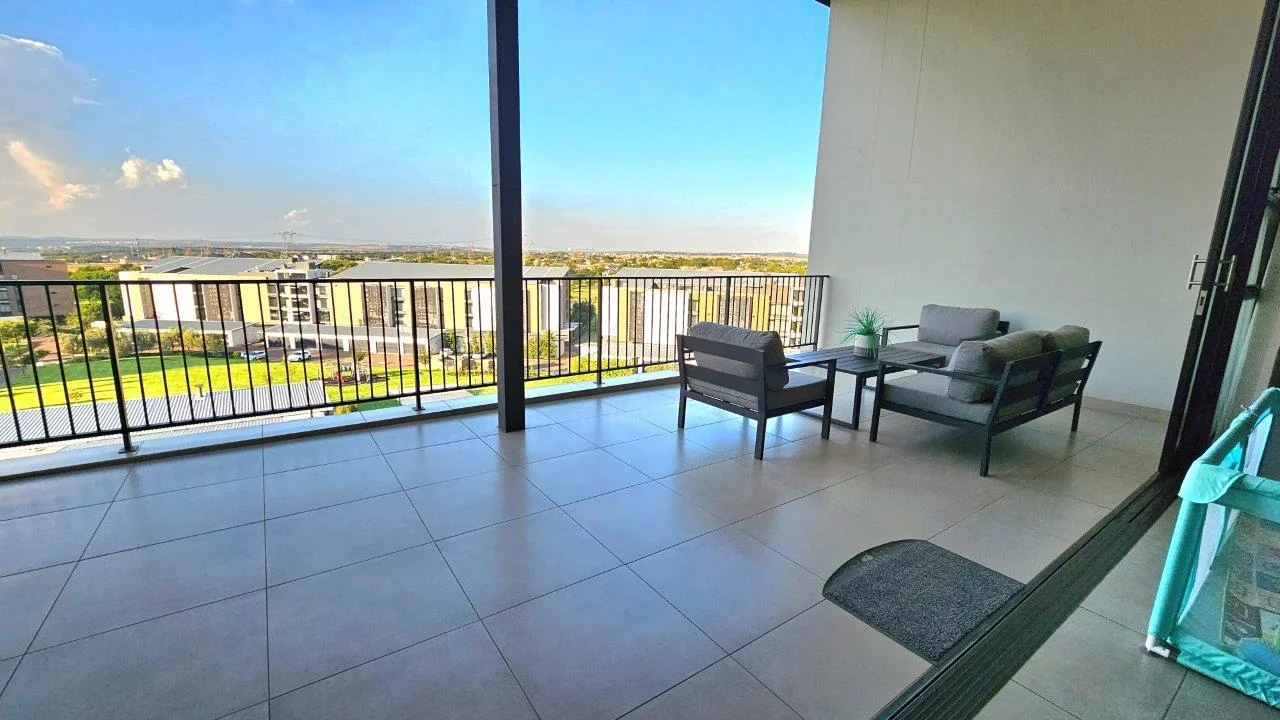 The Penthouse on Block D . Serene life with views of beautiful Midstream.