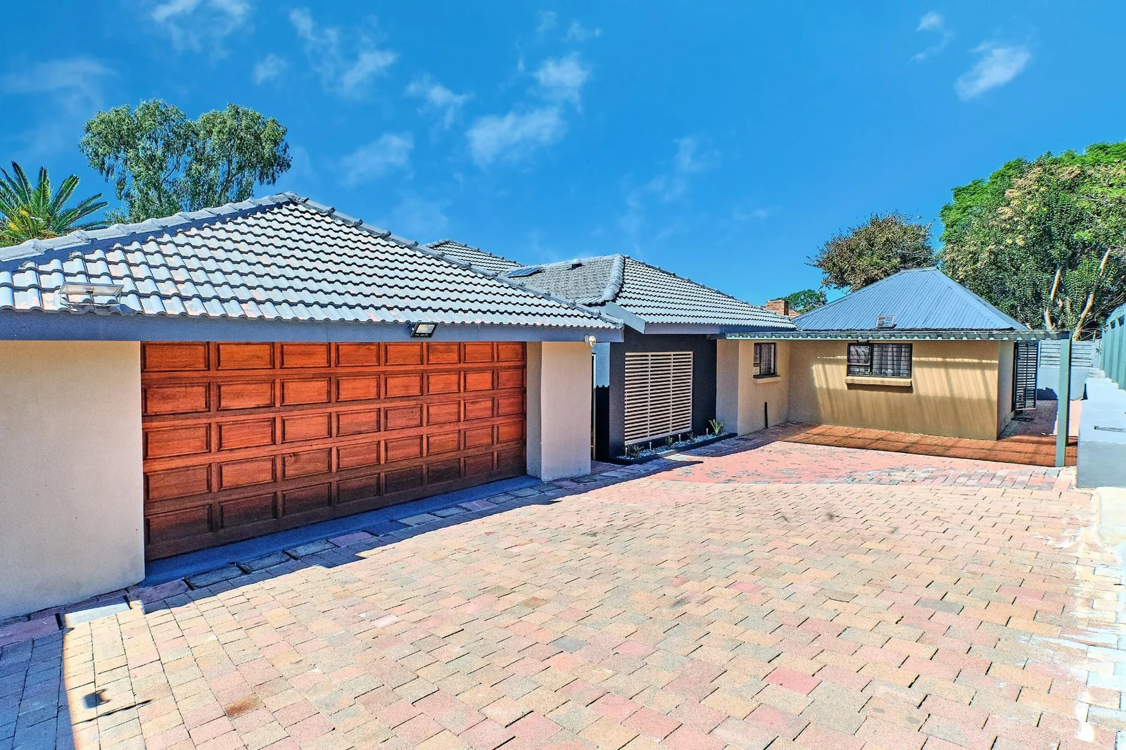 IMMACULATE AND BEAUTIFUL FAMILY HOMEWITH A FLATLET