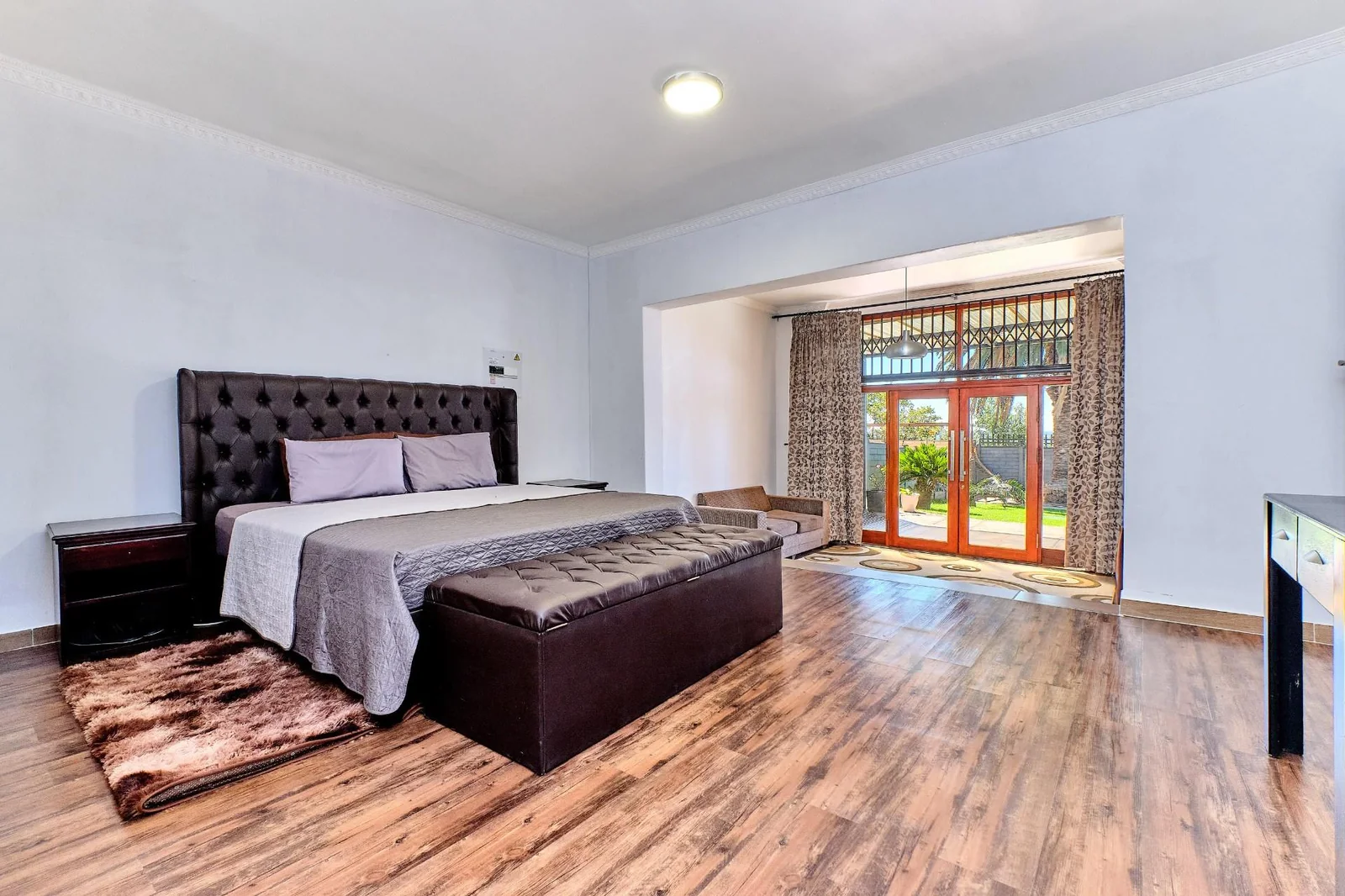 IMMACULATE AND BEAUTIFUL FAMILY HOMEWITH A FLATLET