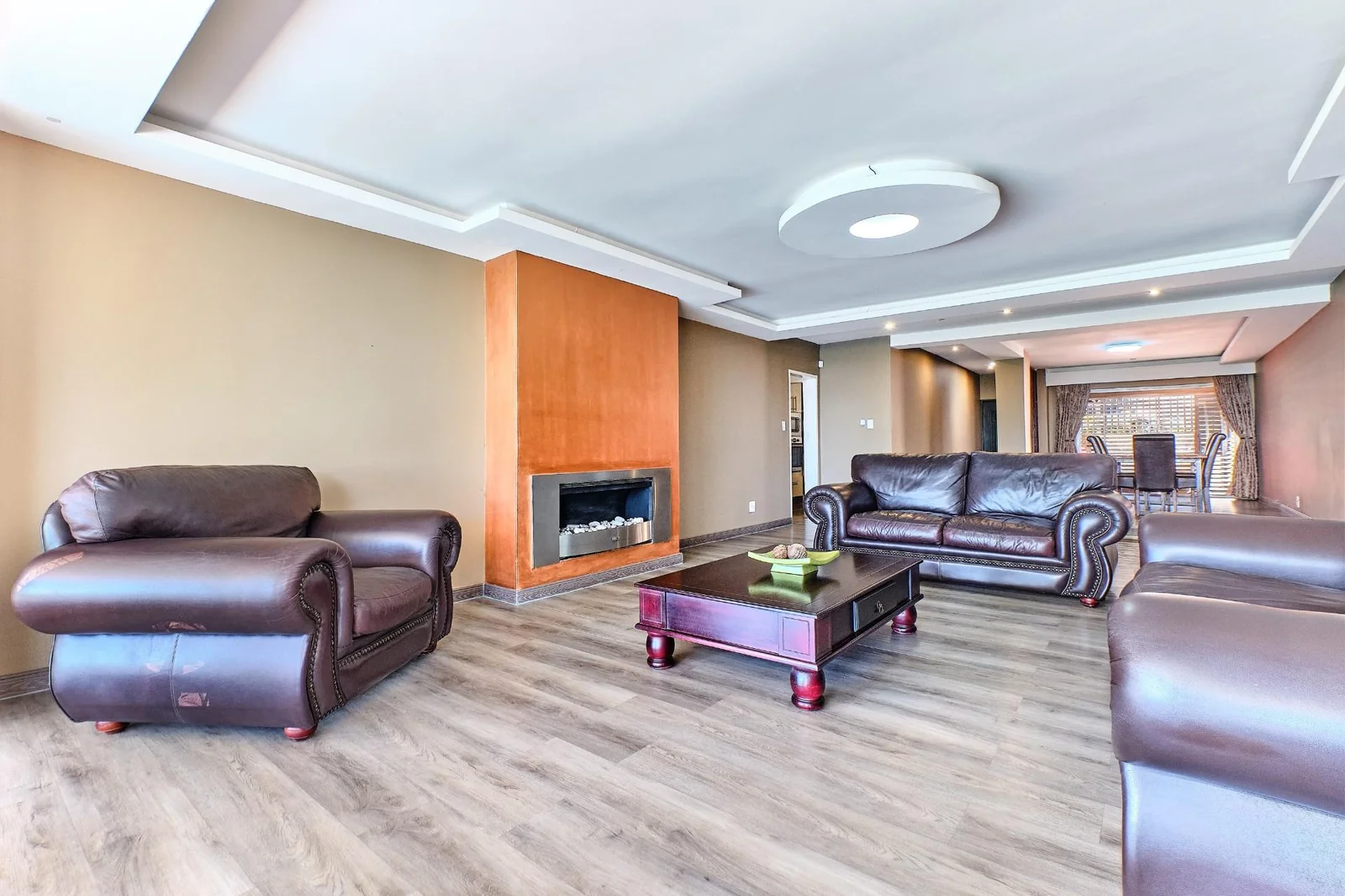 IMMACULATE AND BEAUTIFUL FAMILY HOMEWITH A FLATLET