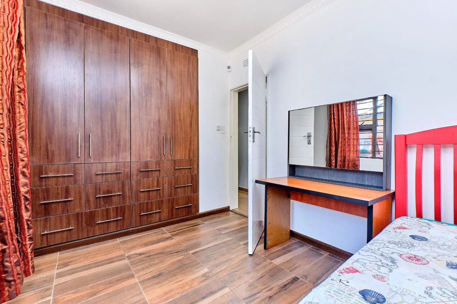 IMMACULATE AND BEAUTIFUL FAMILY HOMEWITH A FLATLET