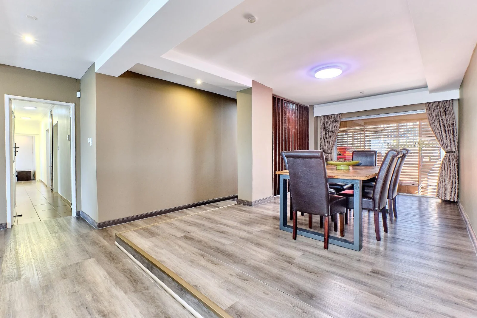 IMMACULATE AND BEAUTIFUL FAMILY HOMEWITH A FLATLET