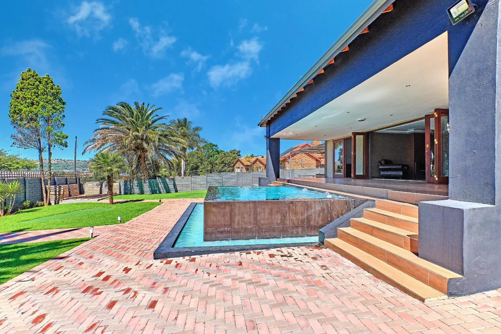 IMMACULATE AND BEAUTIFUL FAMILY HOMEWITH A FLATLET