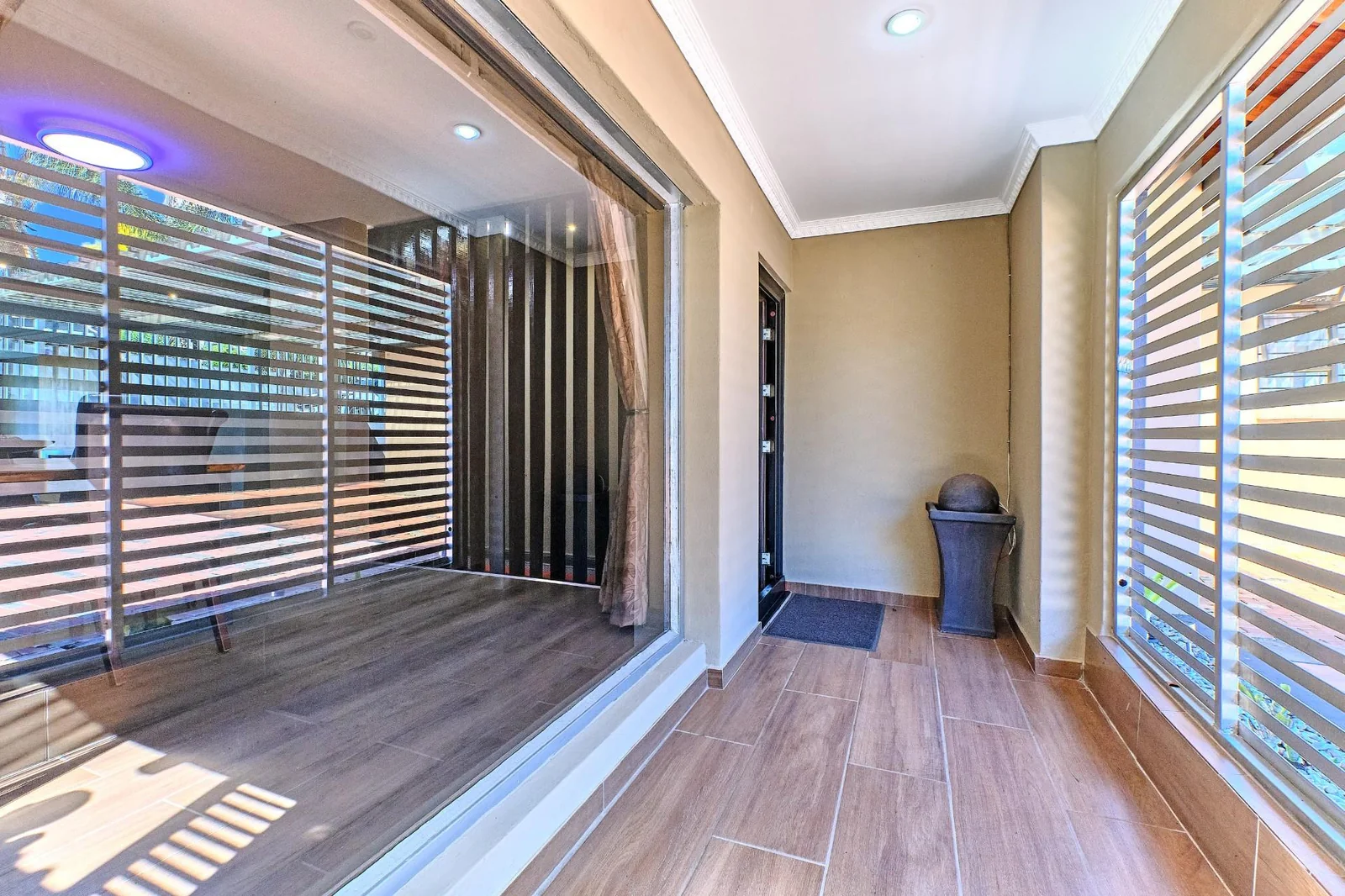 IMMACULATE AND BEAUTIFUL FAMILY HOMEWITH A FLATLET