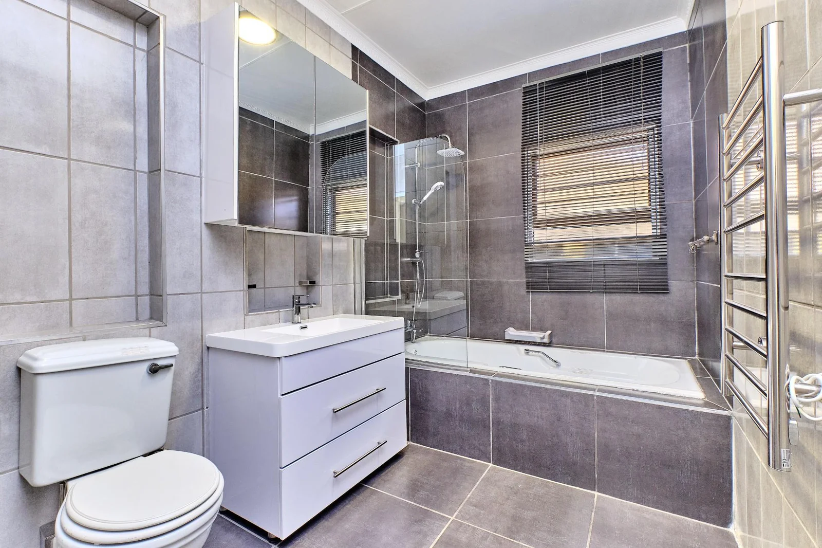 IMMACULATE AND BEAUTIFUL FAMILY HOMEWITH A FLATLET