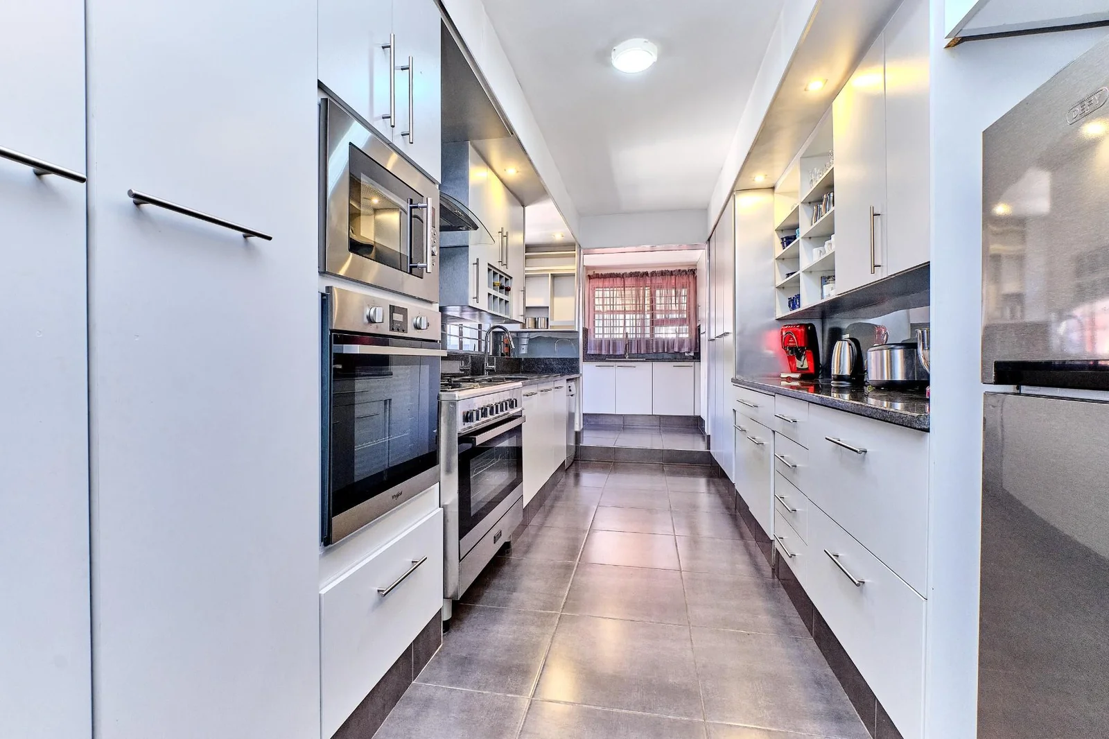 IMMACULATE AND BEAUTIFUL FAMILY HOMEWITH A FLATLET