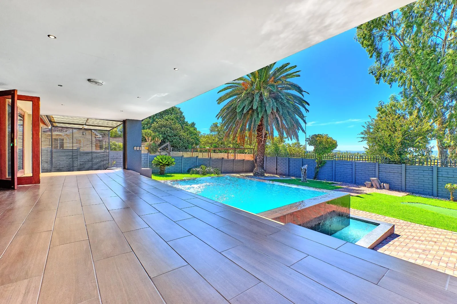 IMMACULATE AND BEAUTIFUL FAMILY HOMEWITH A FLATLET