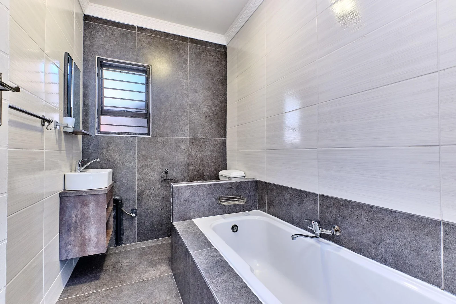 IMMACULATE AND BEAUTIFUL FAMILY HOMEWITH A FLATLET
