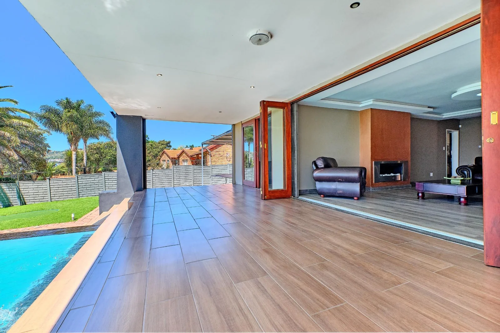 IMMACULATE AND BEAUTIFUL FAMILY HOMEWITH A FLATLET