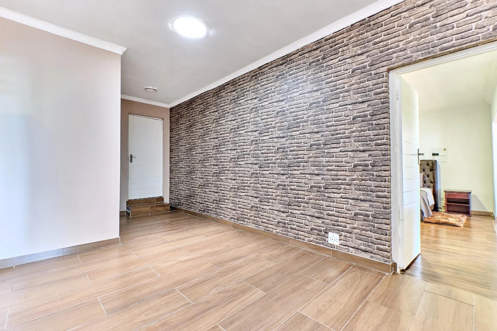 IMMACULATE AND BEAUTIFUL FAMILY HOMEWITH A FLATLET