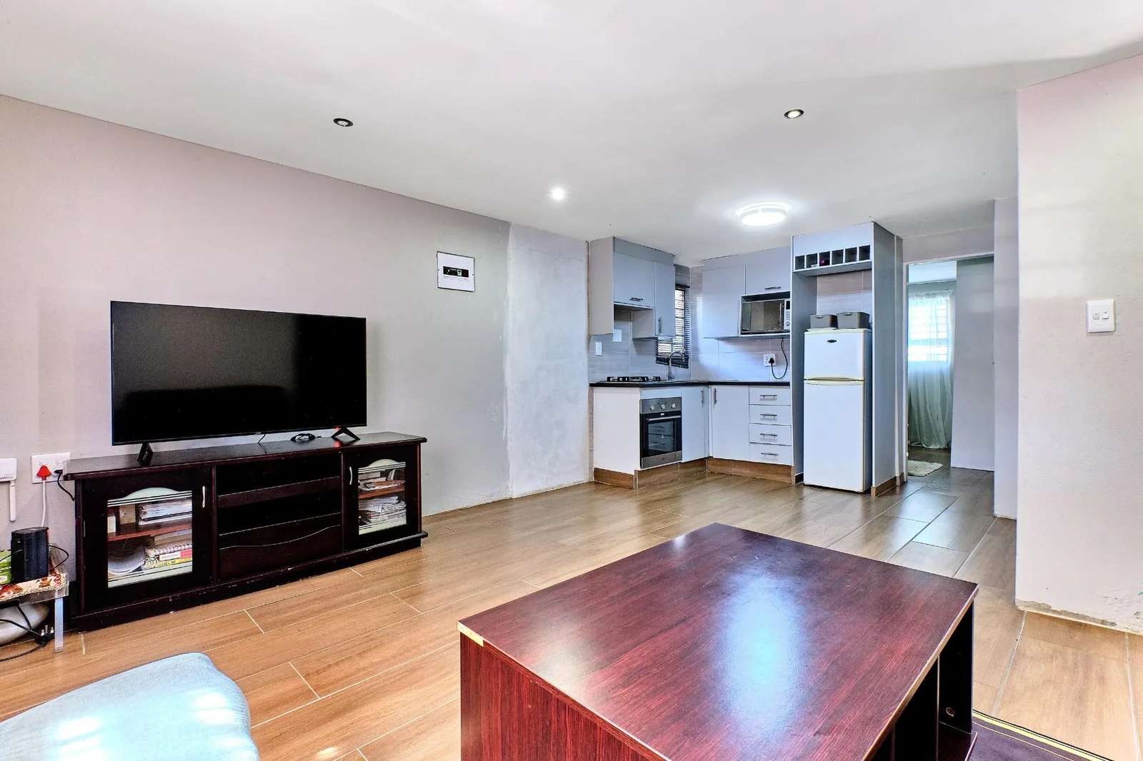 IMMACULATE AND BEAUTIFUL FAMILY HOMEWITH A FLATLET