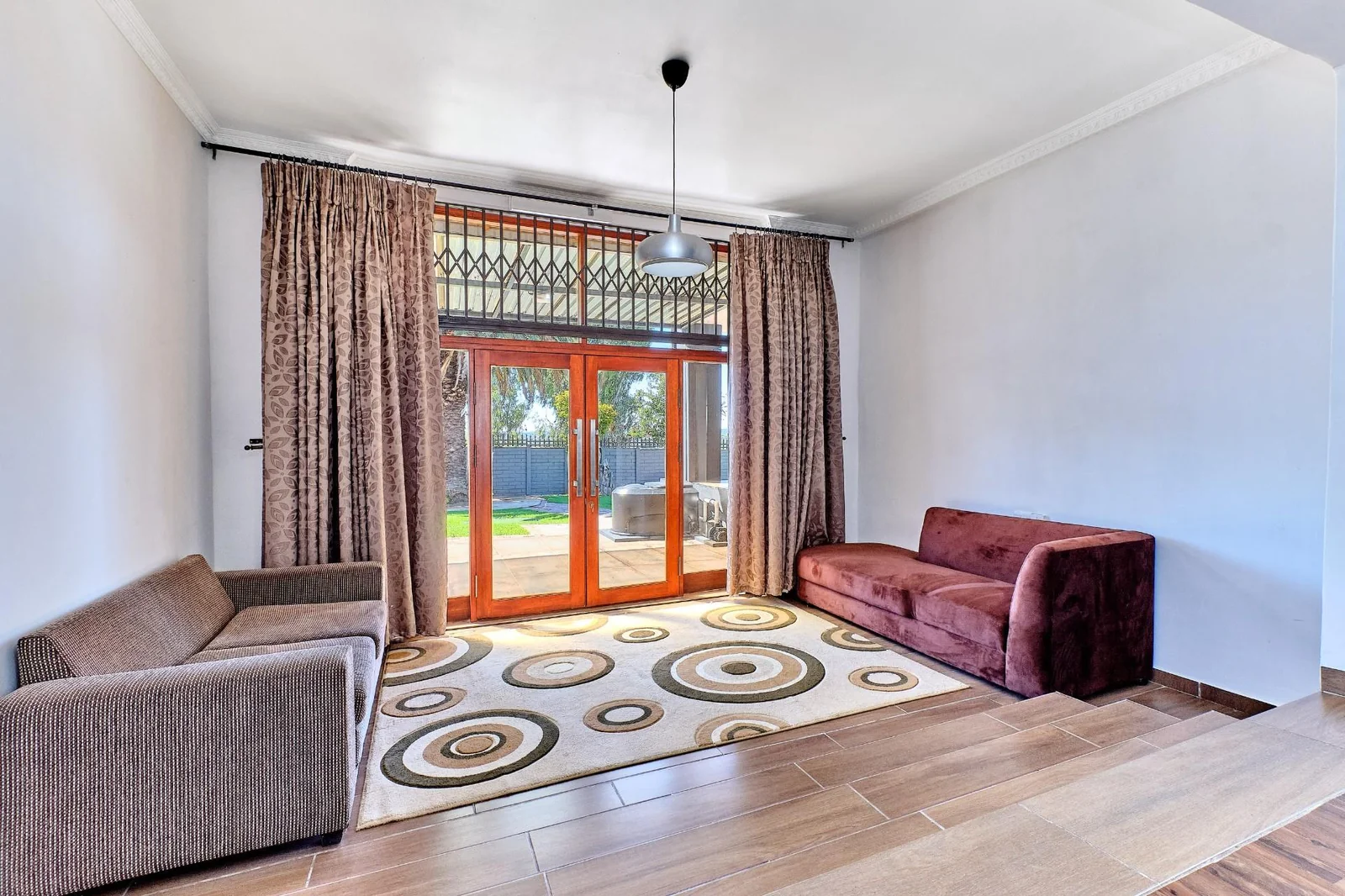 IMMACULATE AND BEAUTIFUL FAMILY HOMEWITH A FLATLET