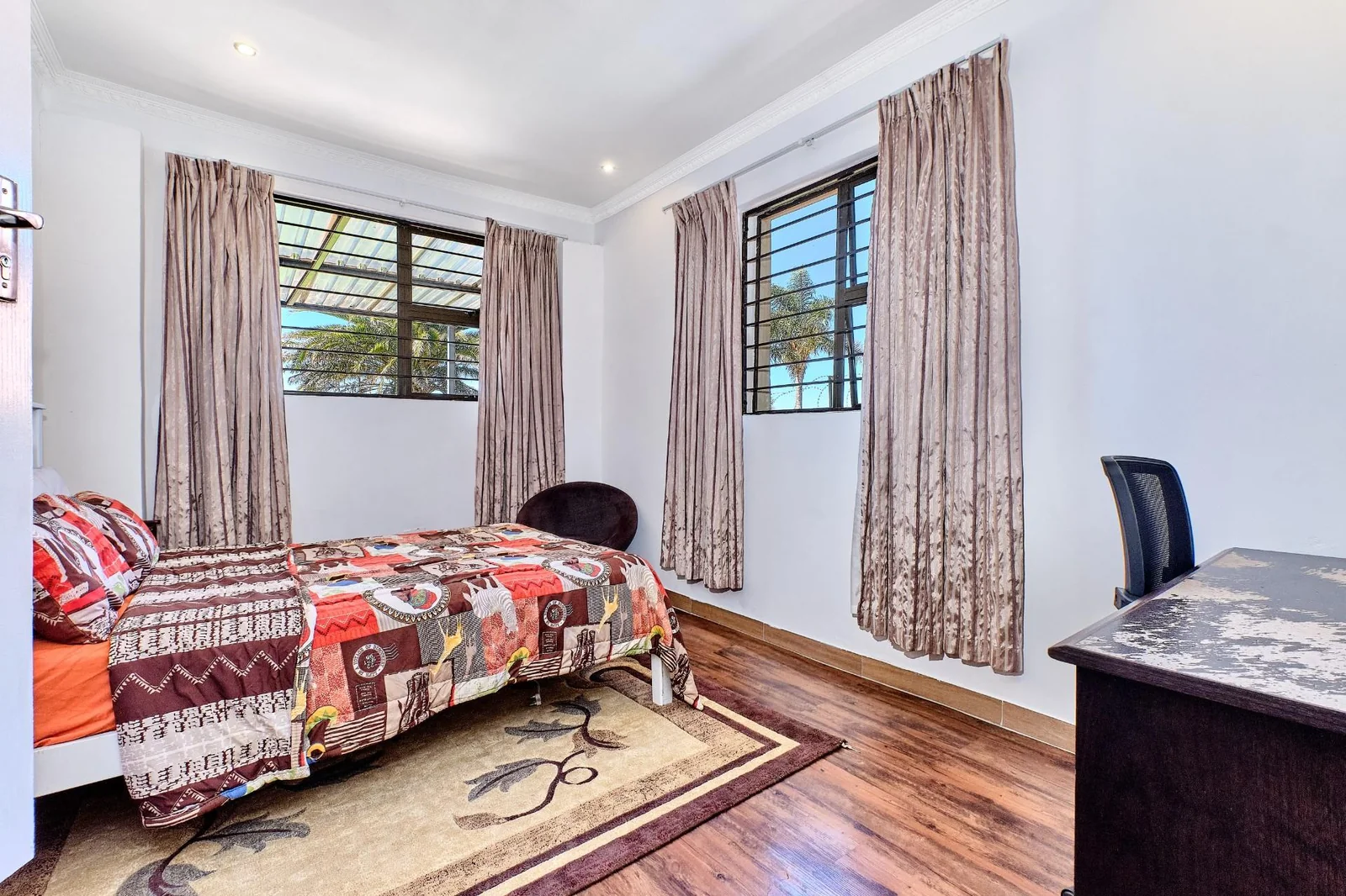 IMMACULATE AND BEAUTIFUL FAMILY HOMEWITH A FLATLET