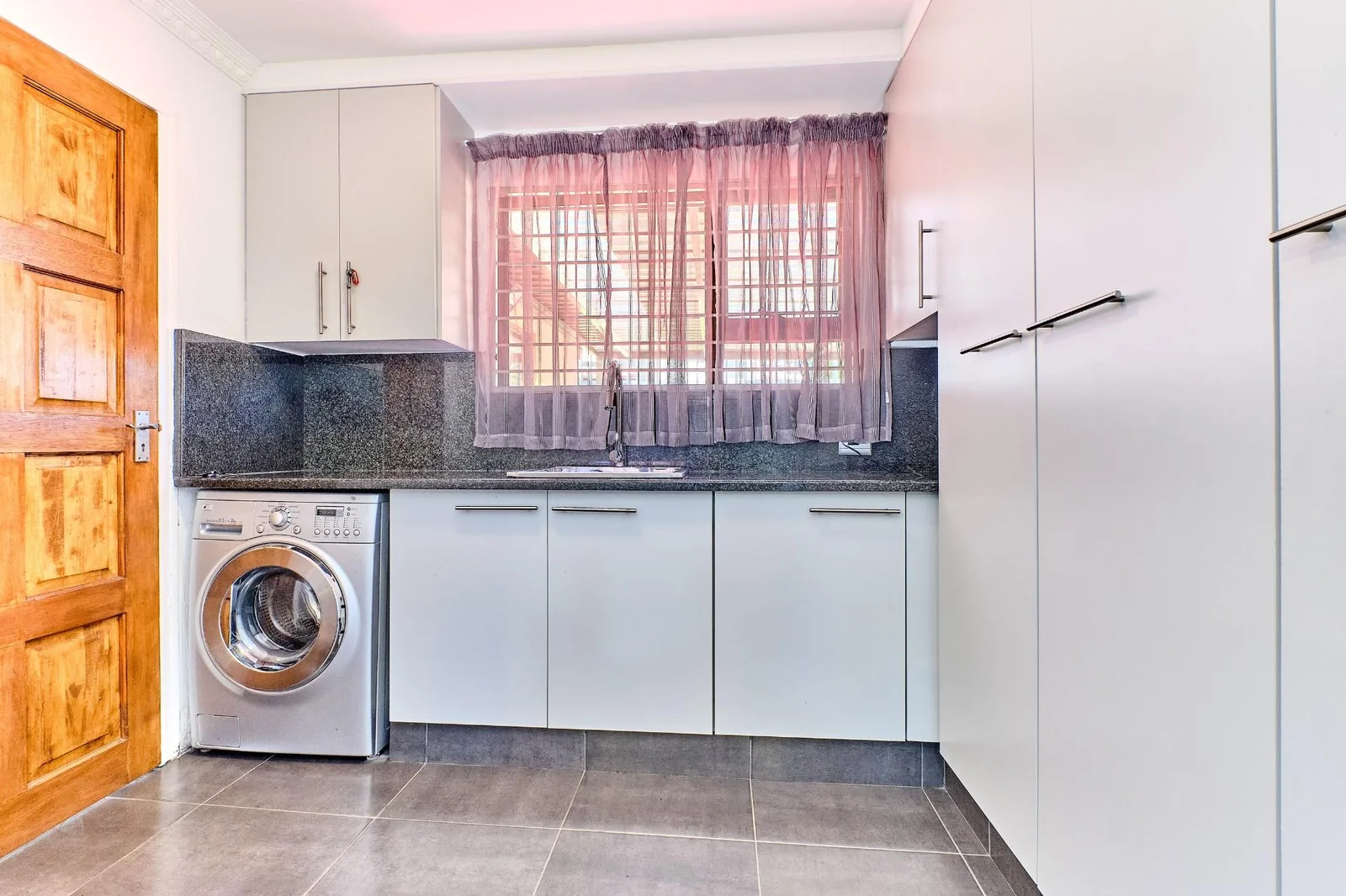 IMMACULATE AND BEAUTIFUL FAMILY HOMEWITH A FLATLET