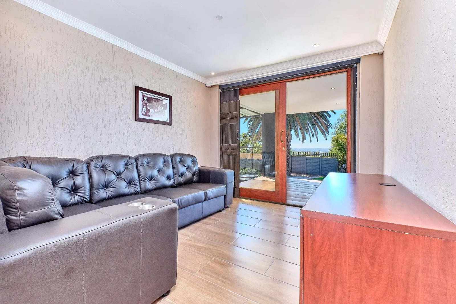 IMMACULATE AND BEAUTIFUL FAMILY HOMEWITH A FLATLET