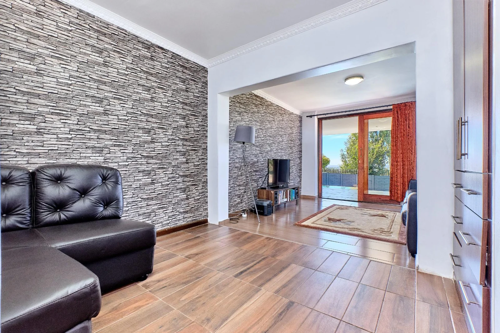 IMMACULATE AND BEAUTIFUL FAMILY HOMEWITH A FLATLET