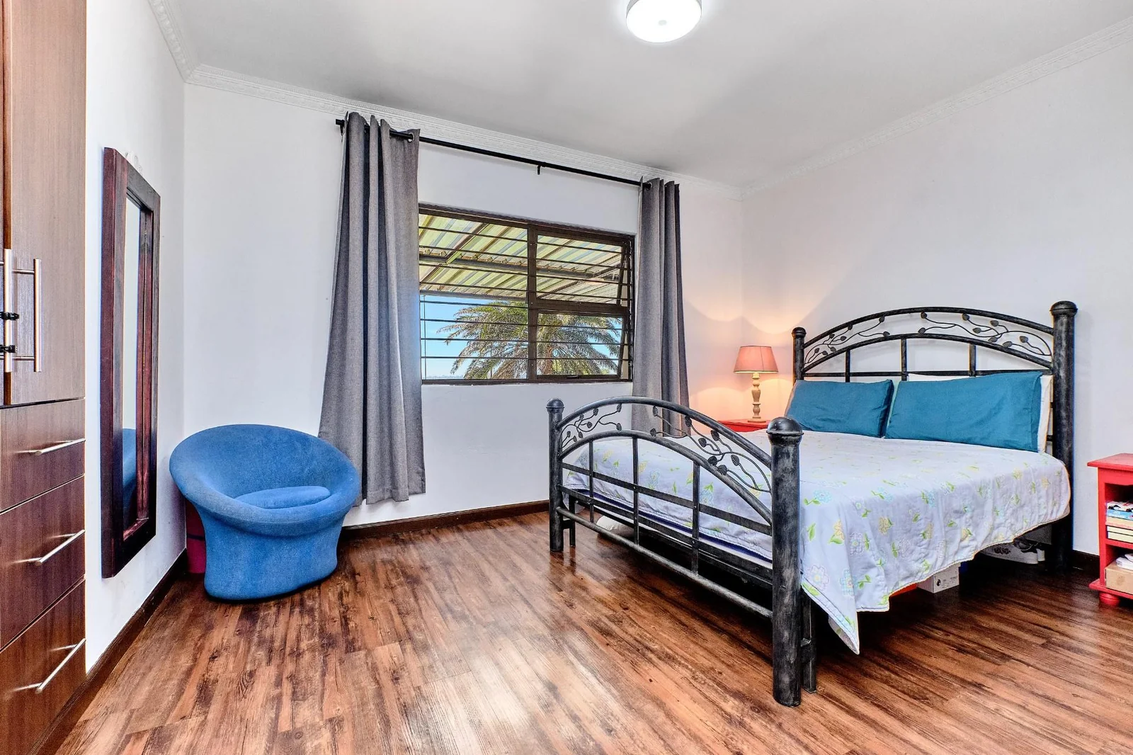 IMMACULATE AND BEAUTIFUL FAMILY HOMEWITH A FLATLET