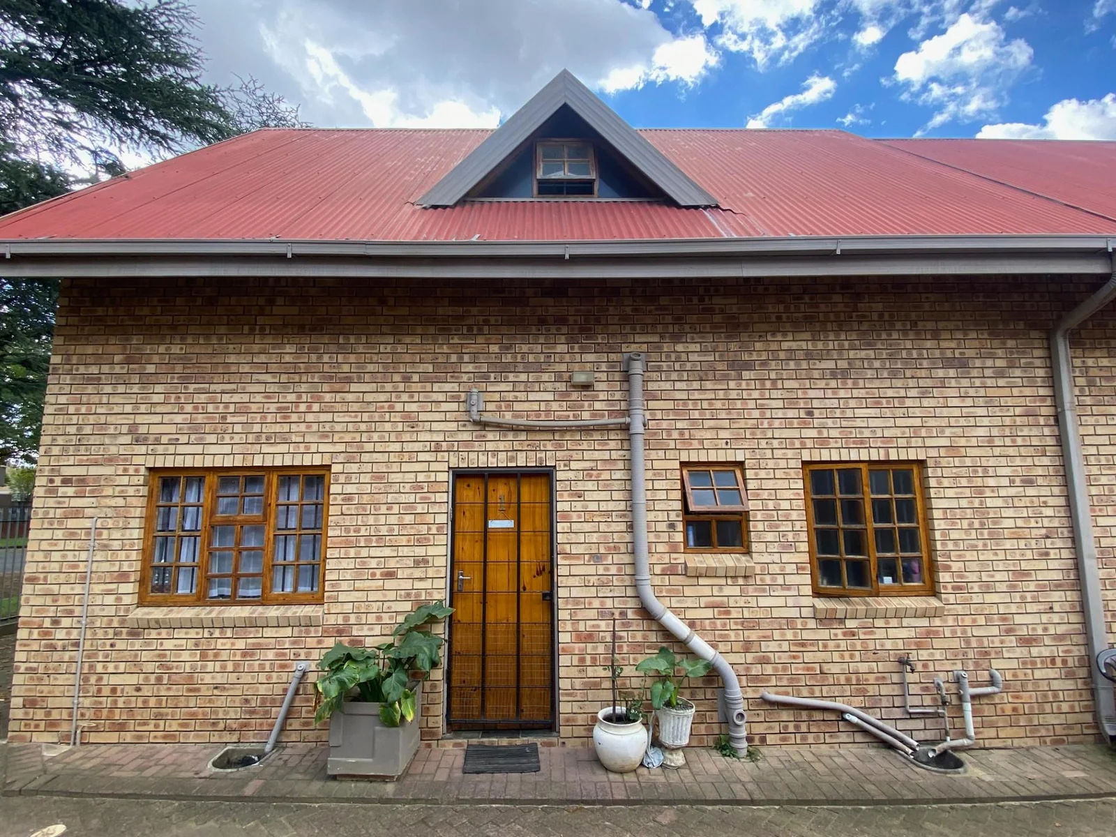 Spacious townhouse near Truida Kestell School!