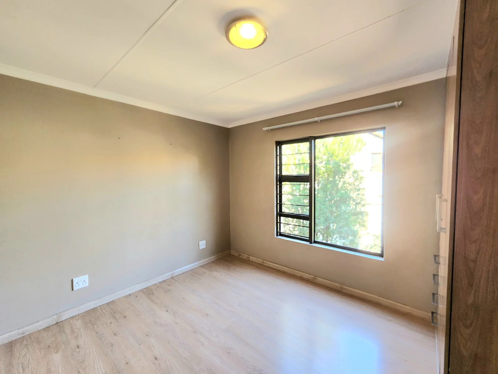 Modern Family Living in the Heart of Maple Ridge, 3 Bedroom House in a secure estate in Pomona