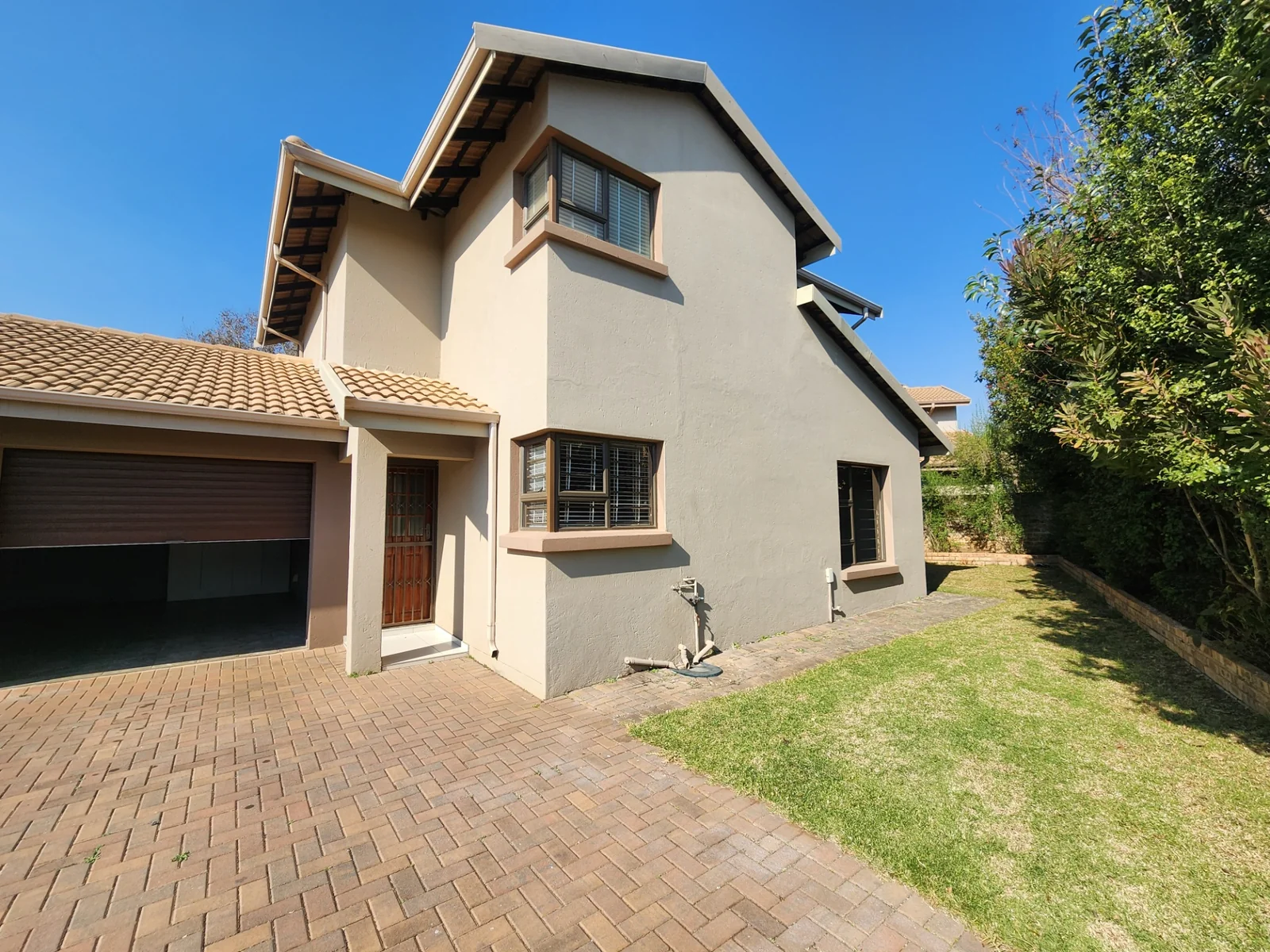 Modern Family Living in the Heart of Maple Ridge, 3 Bedroom House in a secure estate in Pomona
