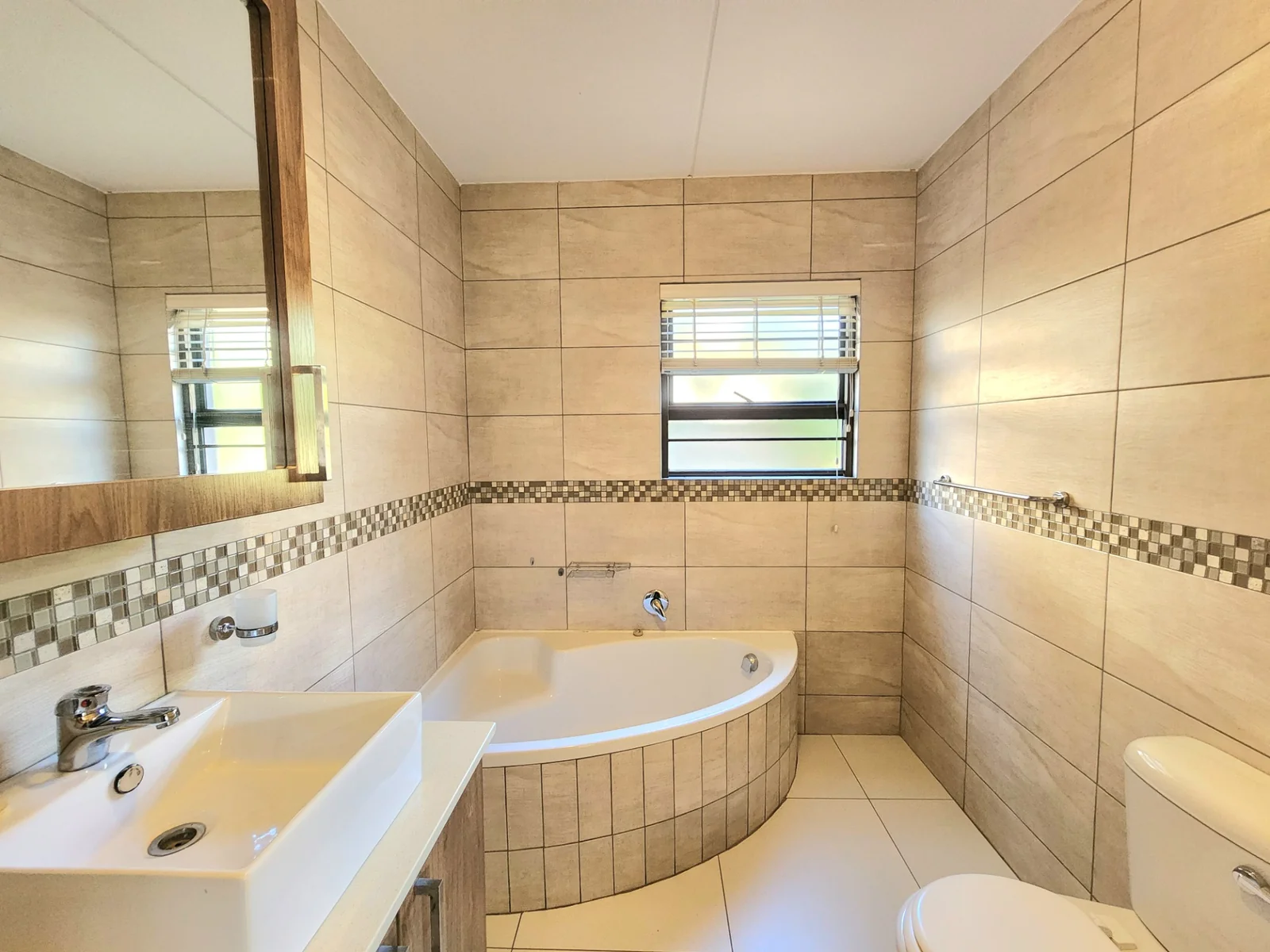 Modern Family Living in the Heart of Maple Ridge, 3 Bedroom House in a secure estate in Pomona