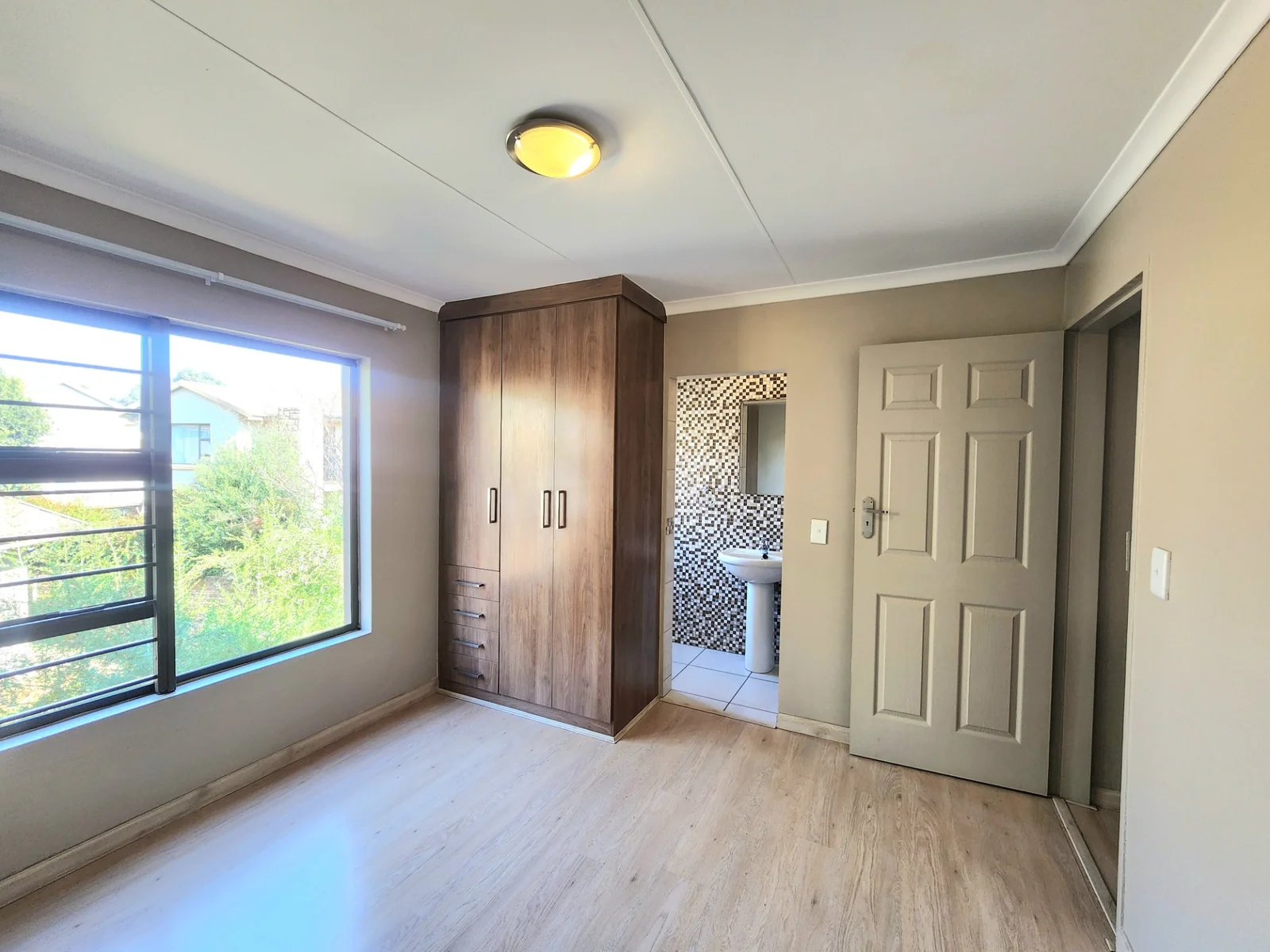 Modern Family Living in the Heart of Maple Ridge, 3 Bedroom House in a secure estate in Pomona