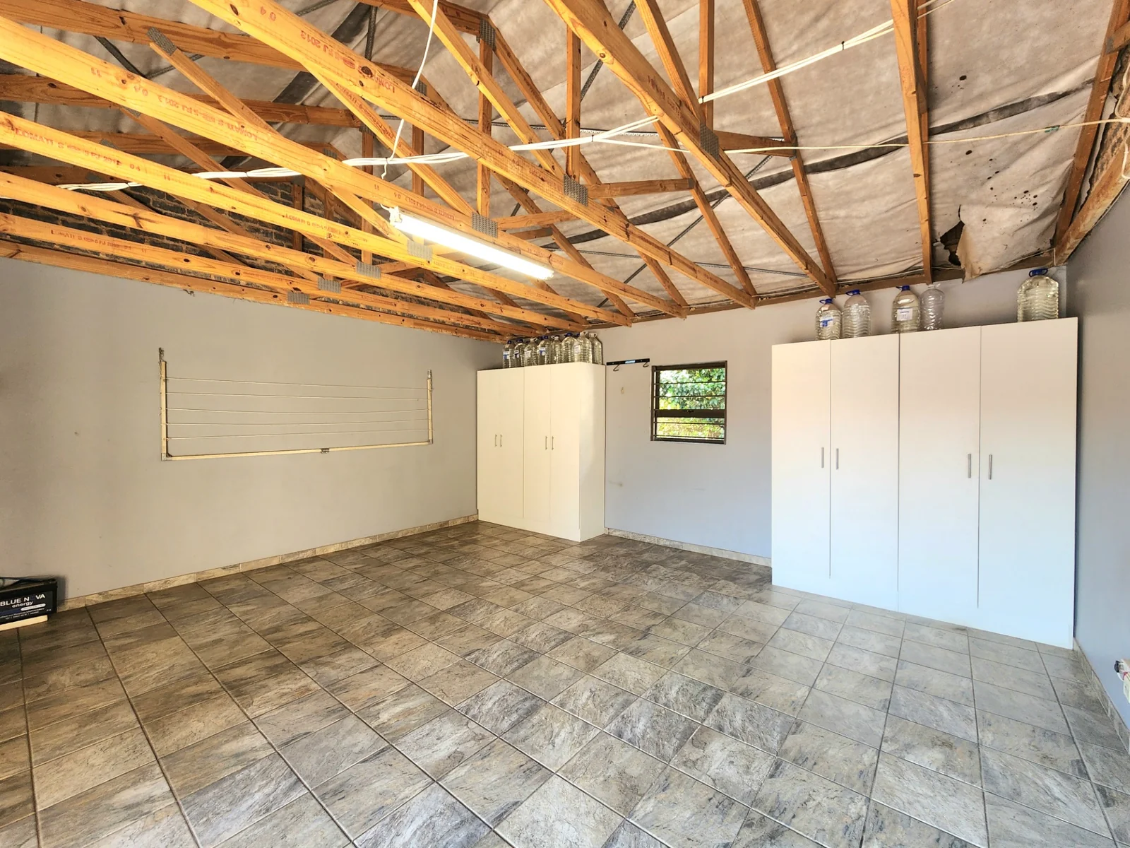 Modern Family Living in the Heart of Maple Ridge, 3 Bedroom House in a secure estate in Pomona